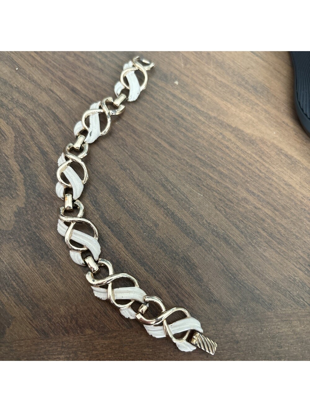 Vintage SARAH COVENTRY Gold Tone Link Bracelet White Enamel. 9705